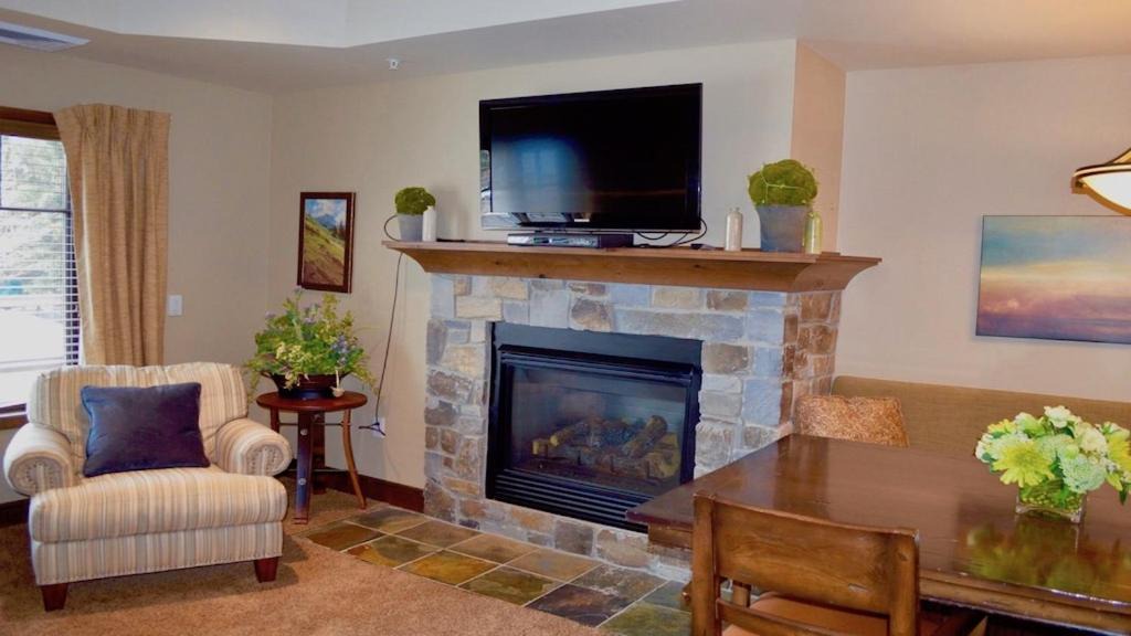 McCall Apartment | Alpine Village Suite 205