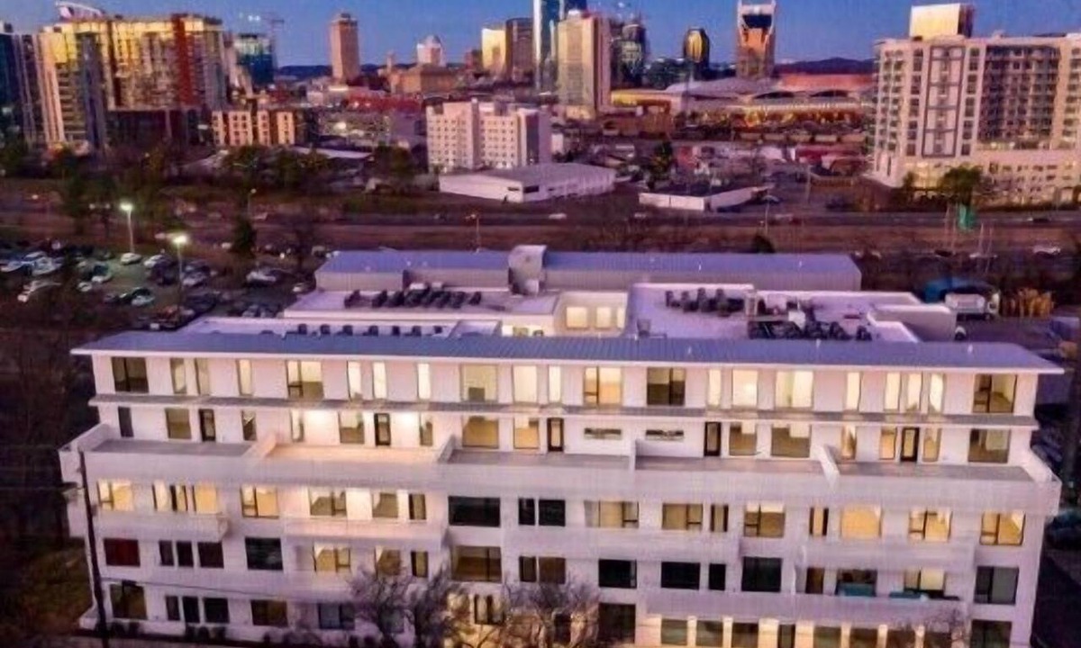 Edgehill Apartment | Amazing Downtown Condo w/Pool and Free Parking