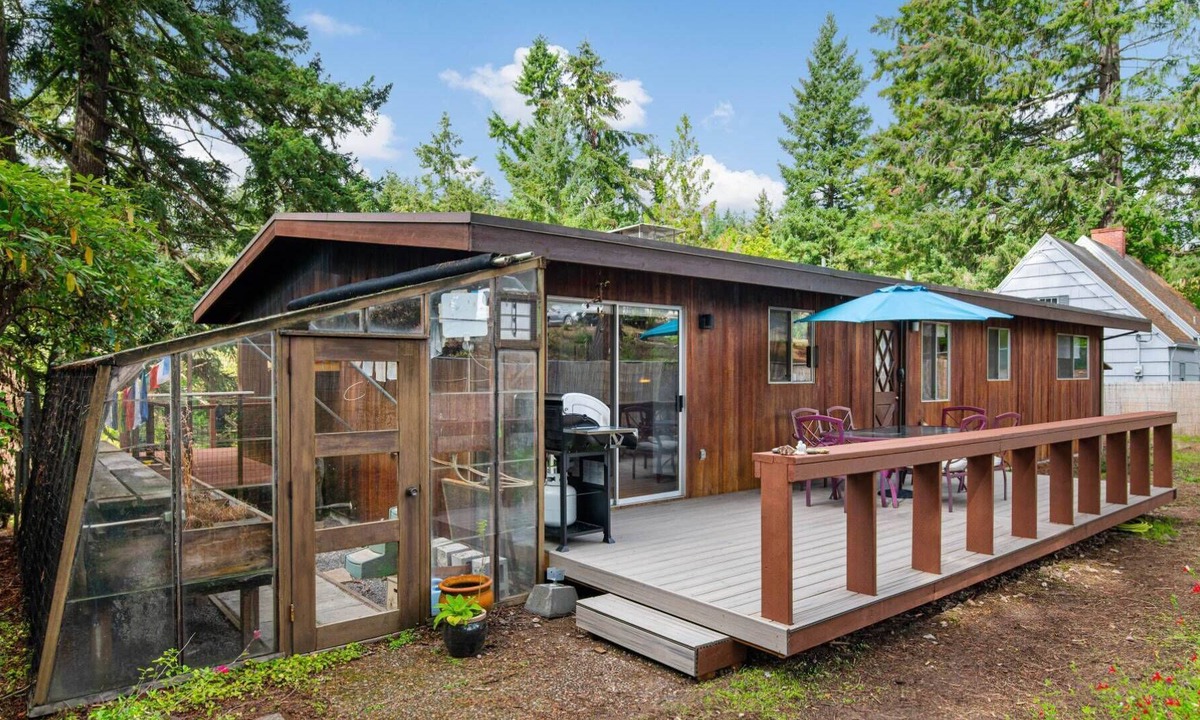 Cedar Hills House | Amazing Location, Nestled in Trees, Pet Friendly, New Decks, Close to Everything, 5 Miles 2 Portland