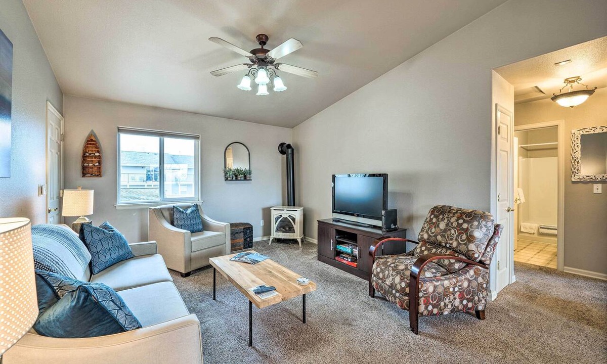 Anacortes Apartment | Anacortes Condo ~ 1 Mi to Marina & Fidalgo Bay!