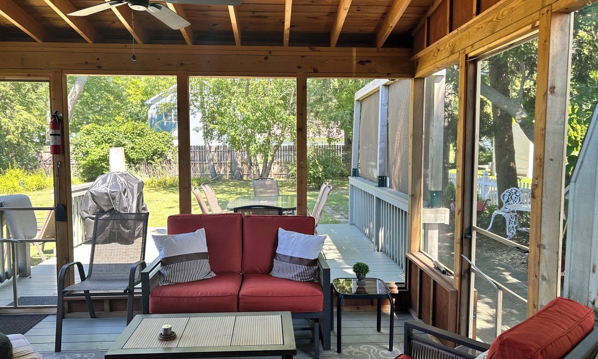 New Buffalo House | Anna's Cottage Walkable to downtown New Buffalo and the beach!