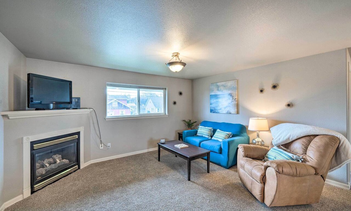 Anacortes Apartment | Apartment w/Gas Fireplace ~ 1/2 Mi to Beach!