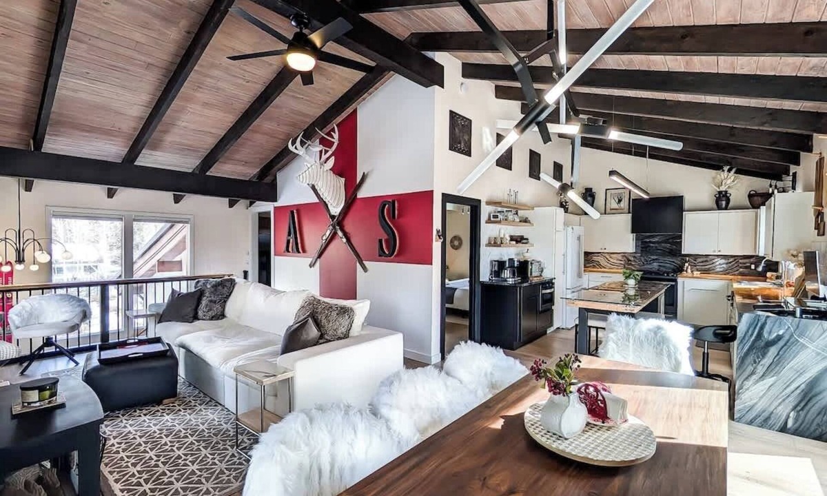 Hailey House | Après Chalet - Hot Tub - Pizza Oven & Firepit - Yard & Outdoor Games - A+ Beds