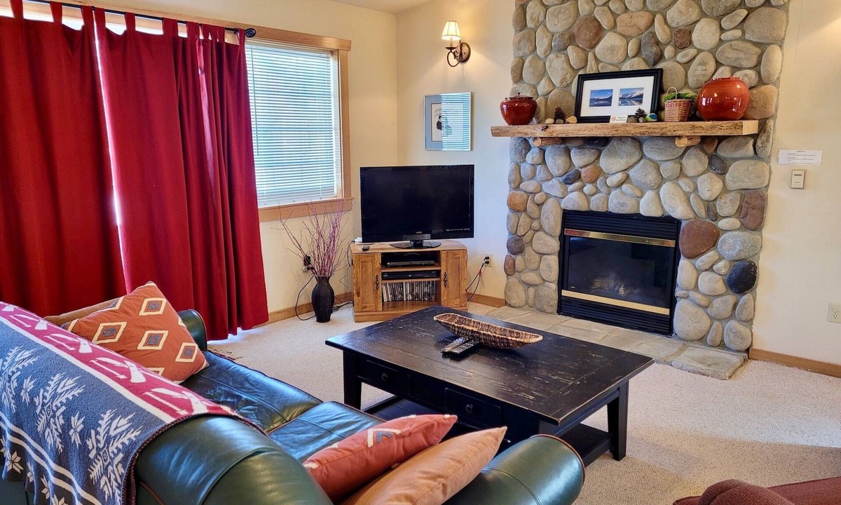 Winthrop House | Arctic Dream-Dog Friendly! Close to Downtown Winthrop and Ski Town Trailhead!
