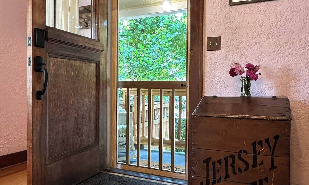 Ballard House | Artsy Ballard 2BD/2BA Craftsman - spacious, walkable, modern comfort