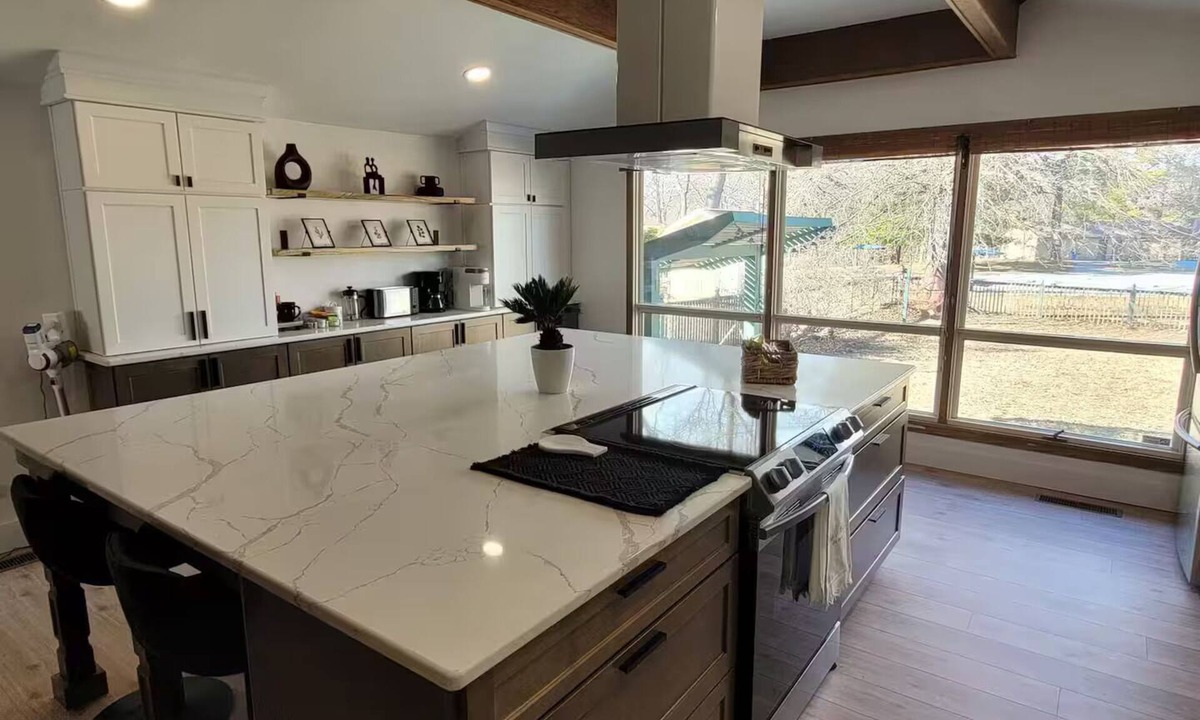 Beaverdale House | AshbyPark Retreat: Heart Of DSM, Nature Steps Away