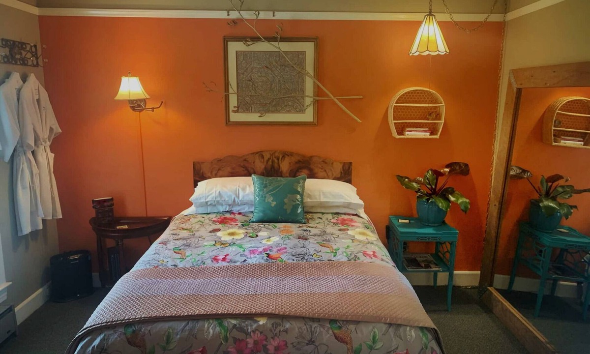 Siskiyou-Hargadine Historic District Bed & Breakfast | Ashland's Premier Eco-B&B: Queen Bed Room with Garden Views (Maitre)