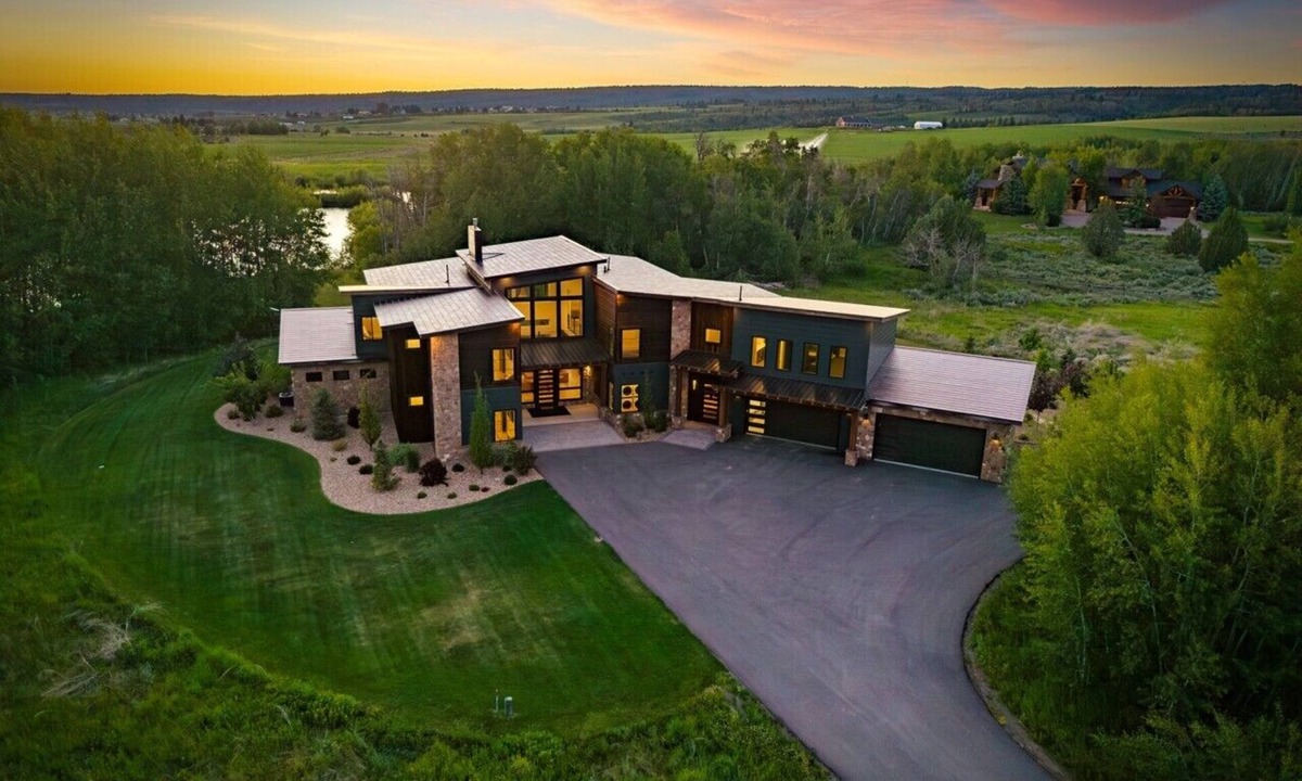 Ashton House | Aspen Shores Lodge | Sleeps 39, Luxury Estate, Private Lake, Hot Tub, & More!