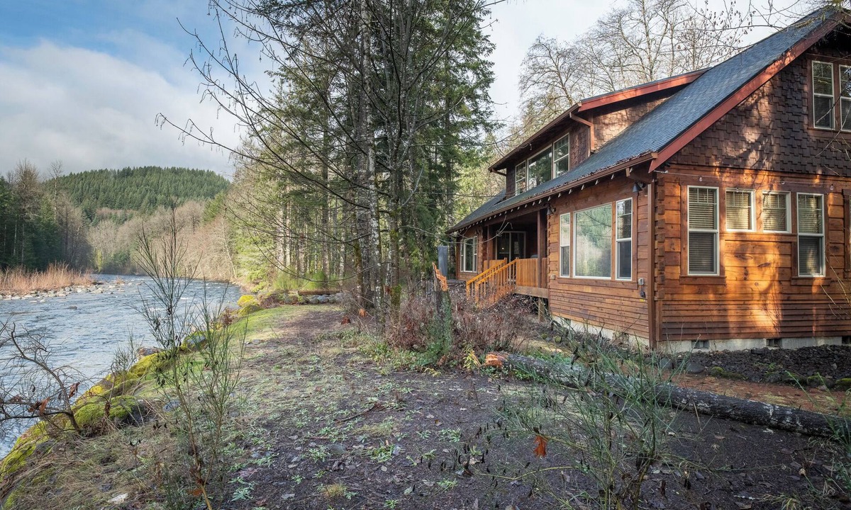 Mount Hood Village House | Astonishing home on the Sandy River, Pet friendly, Hot tub !