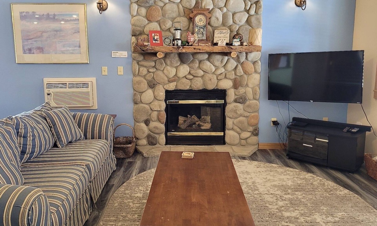 Winthrop Condo | Aurora Borealis-5 Minute Drive to Downtown Winthrop and Ski Trailhead!