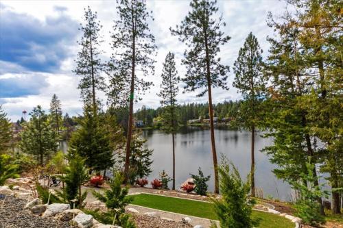 Hayden Lake House | Avondale Lake Cabin, Hot Tub, Kayaks & Dock