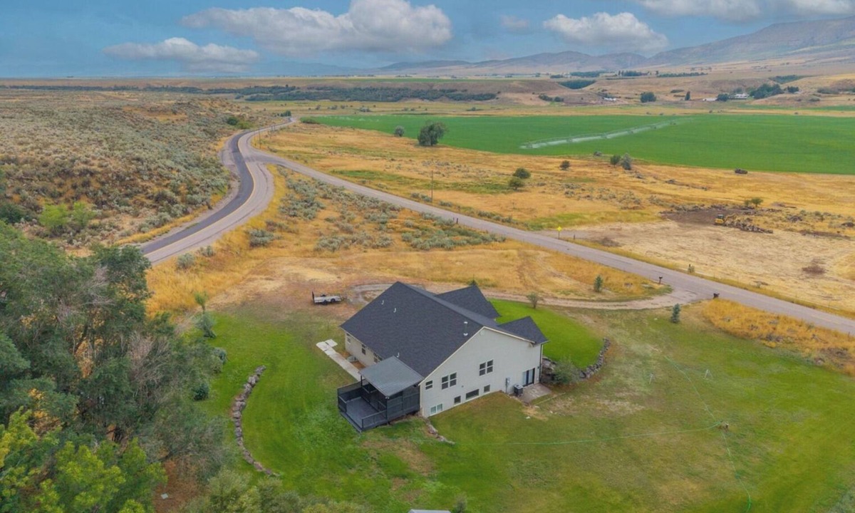 McCammon House | Awesome 6-bedroom house with rec room, fully equipped kitchen, Near Lava