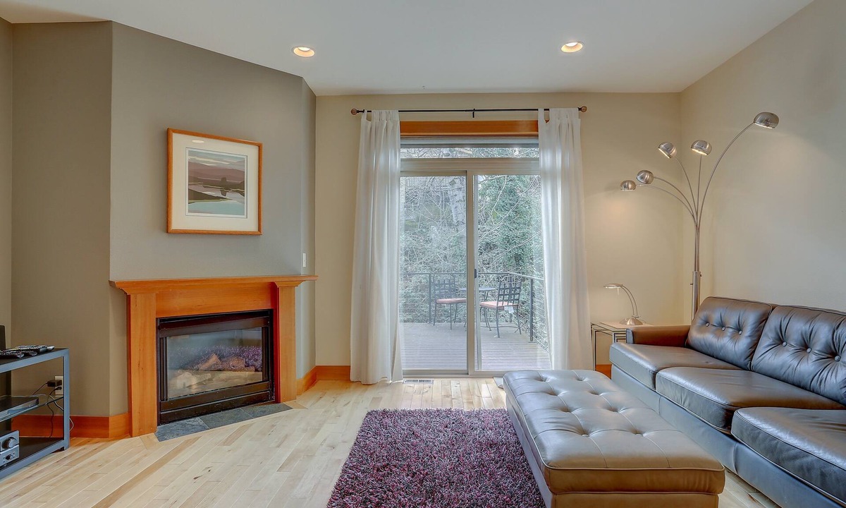 Hood River House | B2 - Gorgeous Townhome, Downtown Location, Walk to Everything