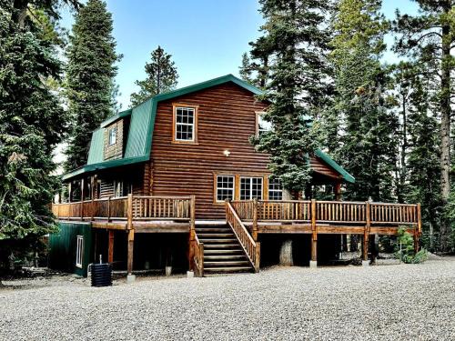 Duck Creek Village House | Backwoods Bonanza - Big Cabin With Hot Tub!