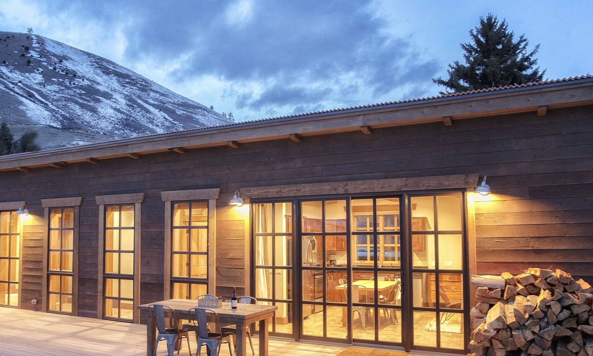 Jackson House | Baitshop Cabin Privacy in Downtown Jackson 2 blocks to Town Square w/A/C