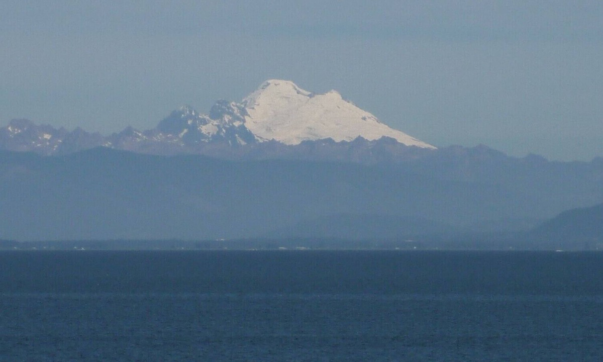 Coupeville House | Bakerview Beach House-BEAUTIFUL OCEAN FRONT LIVING! Pet friendly!