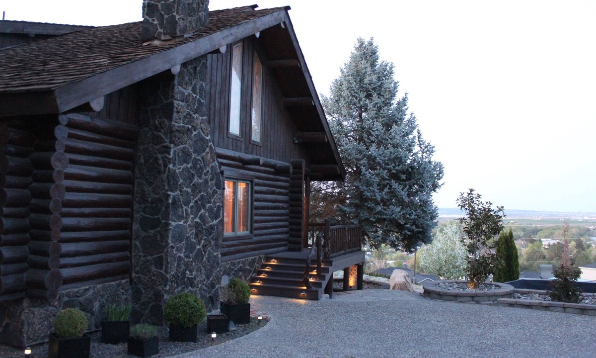 West Richland House | Barbara's Cabin. A luxury log home in the heart of Washington wine country.