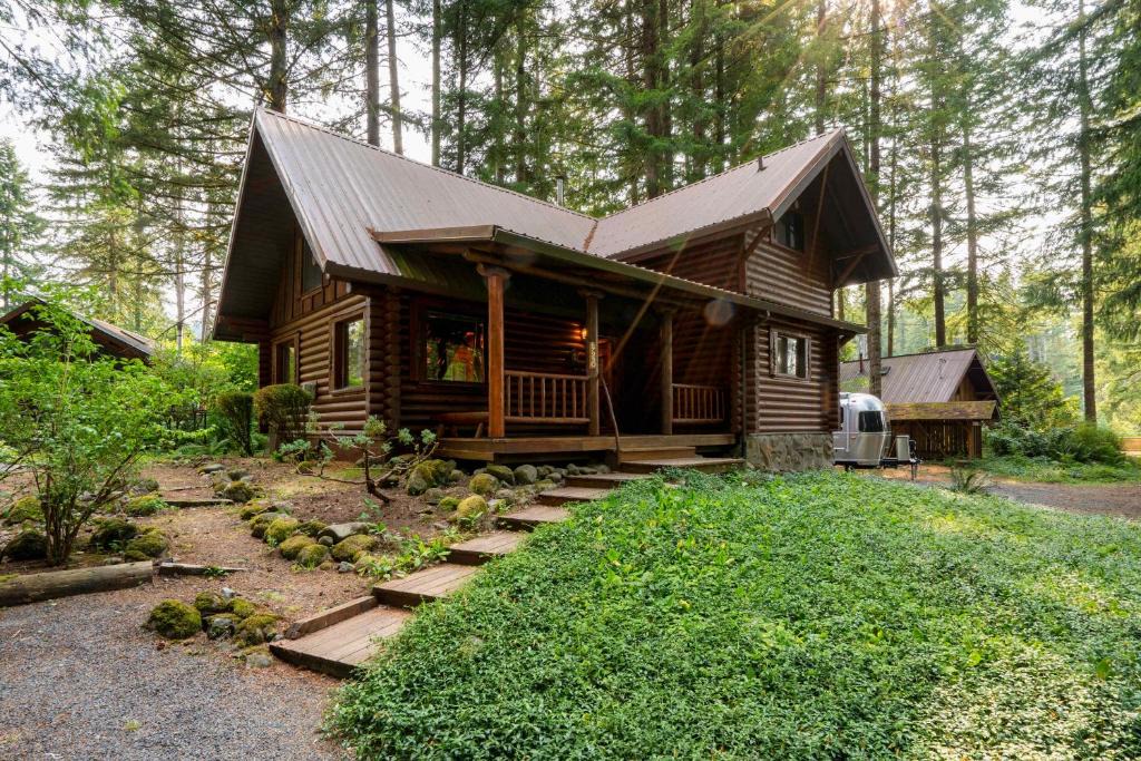 Welches House | Basecamp Compound - Hot Tubs & Highland Cows