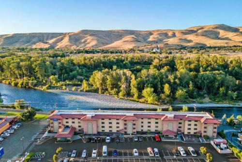 Buena Hotel | Baymont by Wyndham Yakima Riverfront