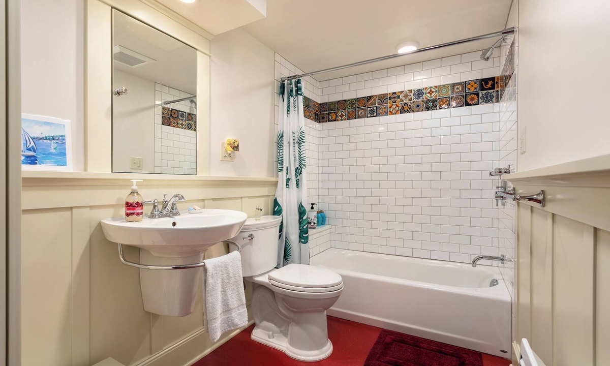 Whittier Heights House | Be a Seattlite in a Ballard neighborhood of single family homes.