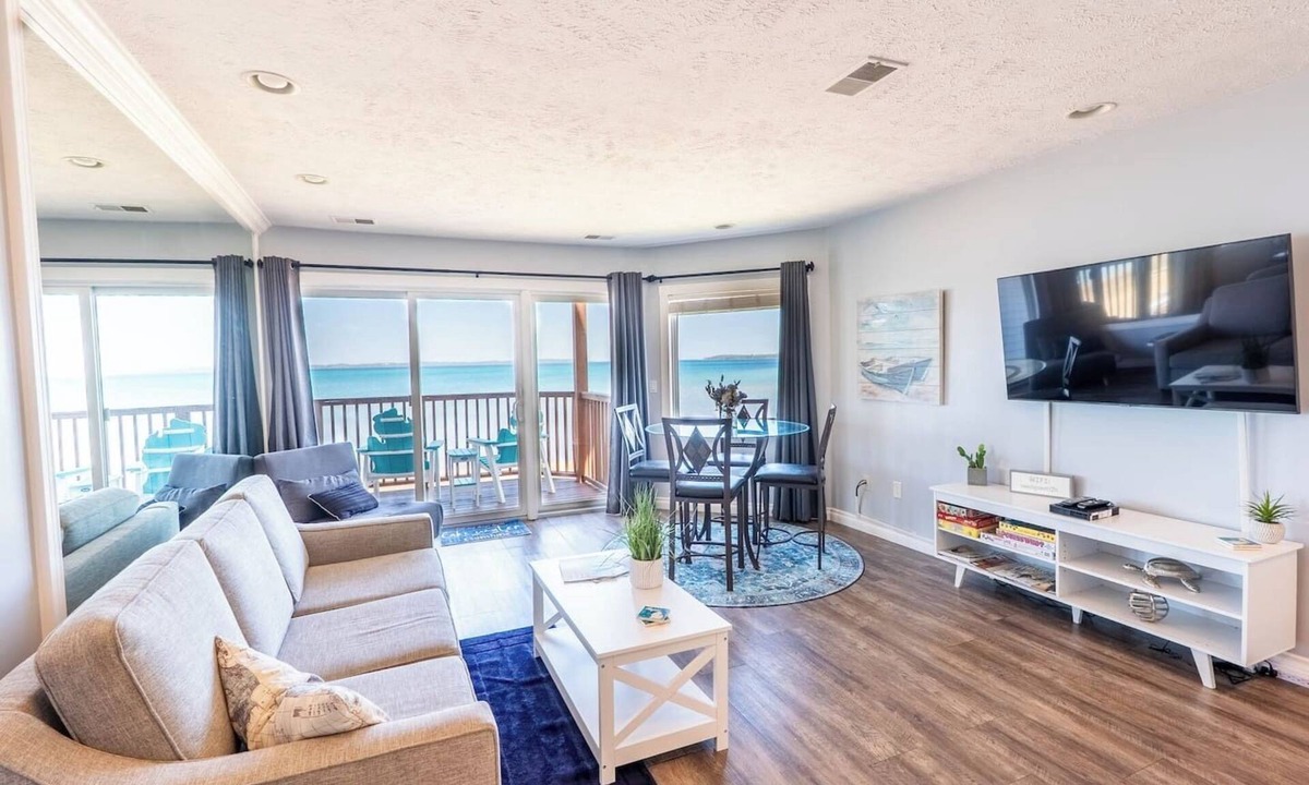 Traverse City Condo | Beachfront Balcony Condo with Jetted Tub