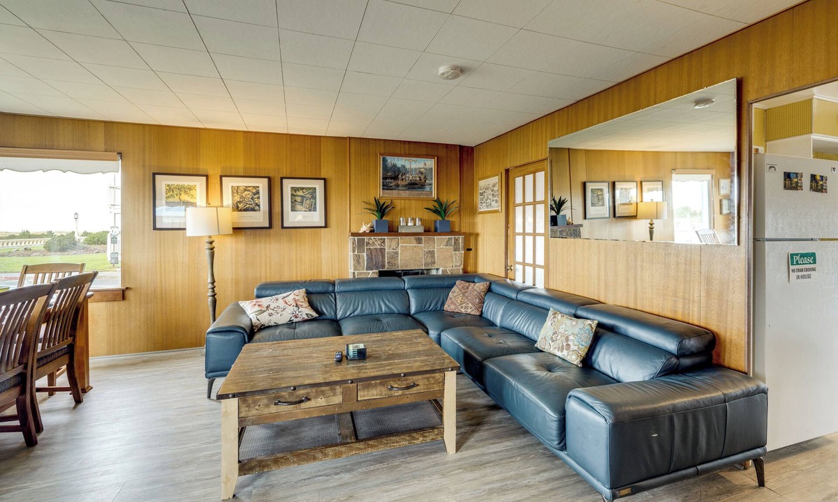 Seaside Cottage | Beachfront Cottage on Seaside Promenade w/Hot Tub