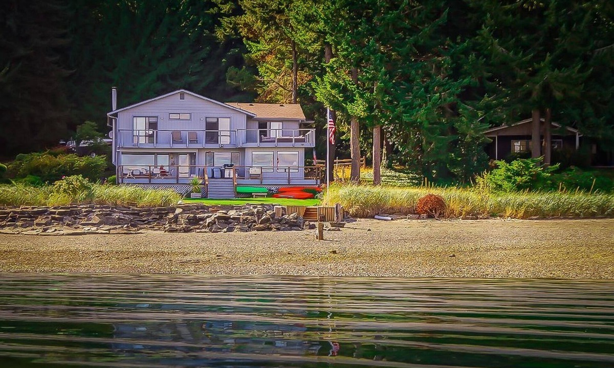 Lakebay House | Beachfront vacation home on the most amazing mountain view beach