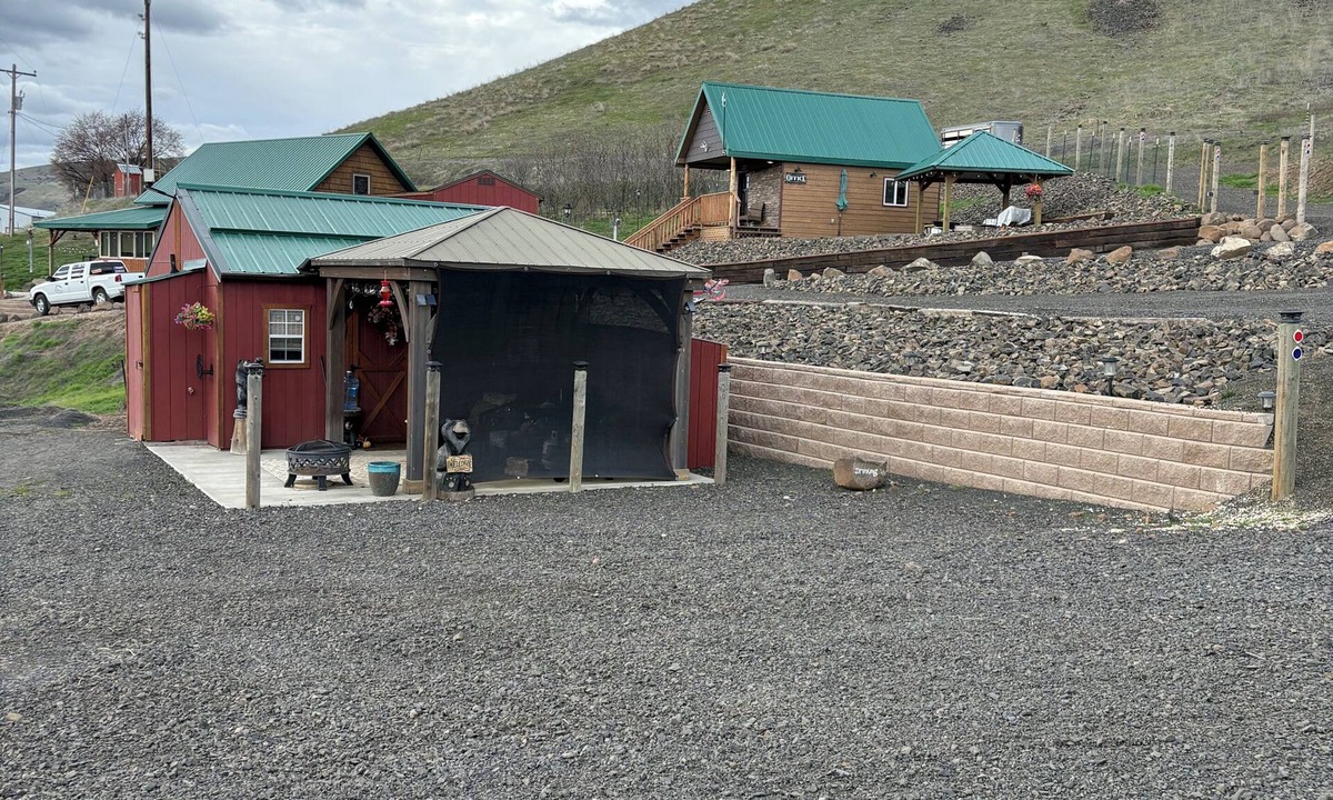 Ahsahka Cabin | Bear Country Tiny House in Lenore on the river