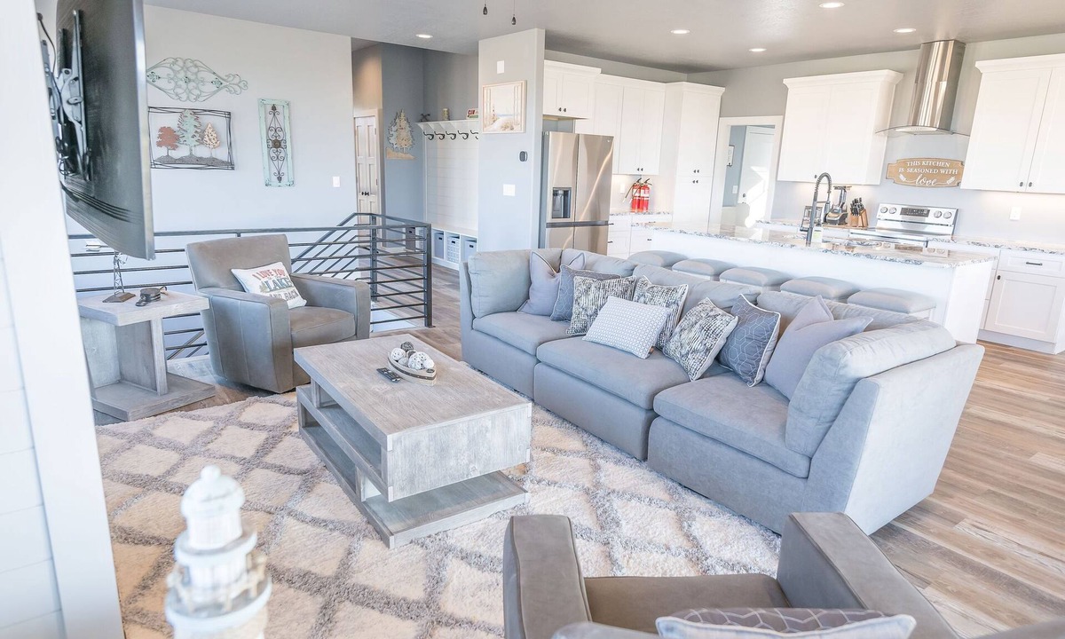 Sweetwater House | Bear Essentials | New 5BR on Golf Course | Hot Tub, Game Room