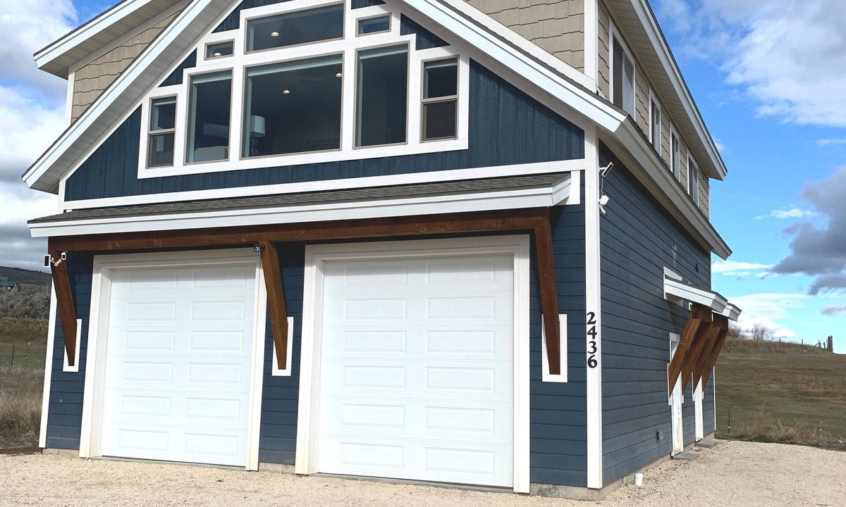 Sweetwater Cabin | Bear Lake Cabin Sleeps 12! Game Room! Plenty of parking for cars and Toys!