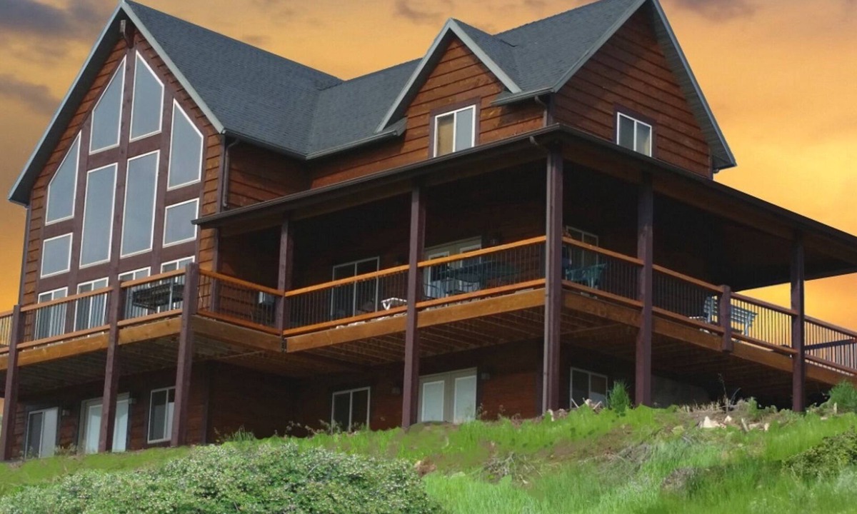Harbor Village Cabin | Bear Lake Lookout. Great view, Game Room, Foam Pit, Rock wall.