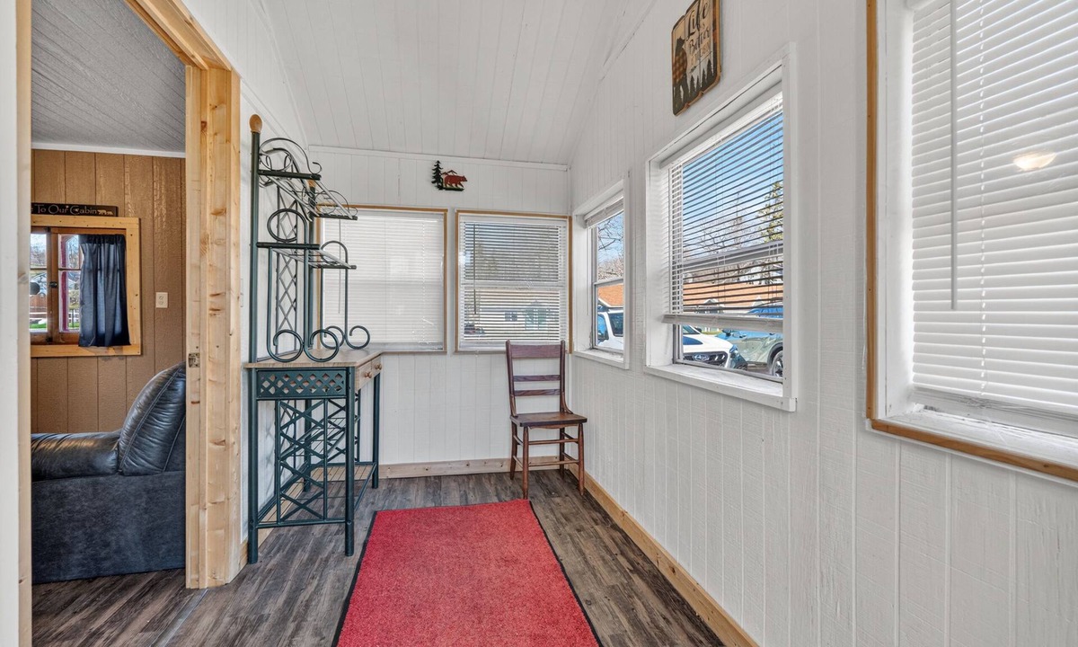 Curtis Cabin | Bear Necessities at Heidi's L'il Haven Resort, cozy 1 bedroom with kitchenette