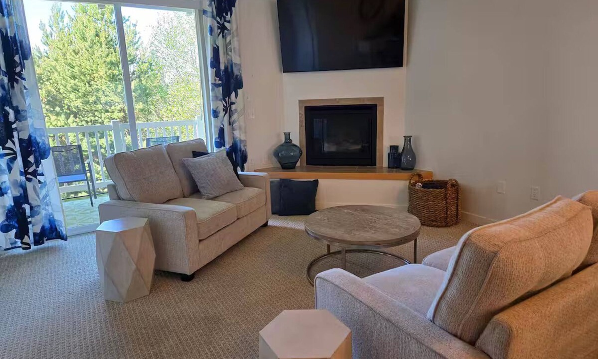 Ocean Shores Condo | Beautiful 2-bedroom 2 full bathroom condo with large kitchen in Ocean Shores.
