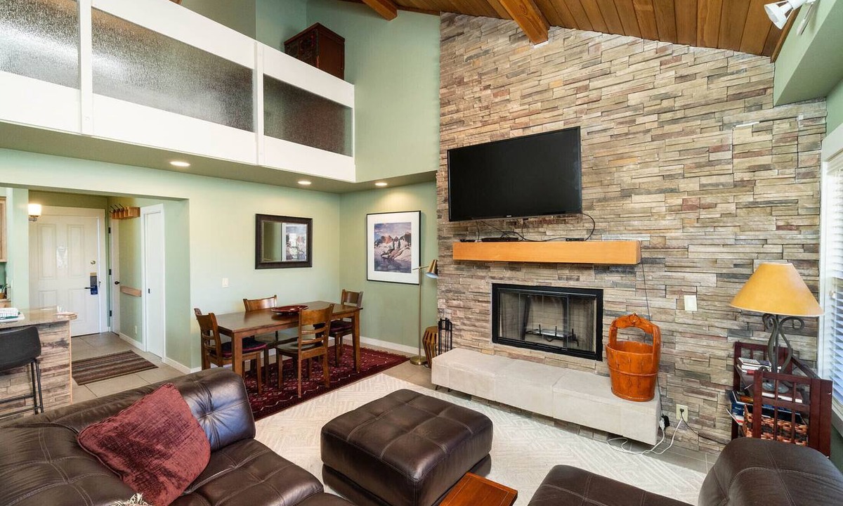 Bend Condo | Beautiful 2 bedroom 2.5 bath Loft Condo with a view.