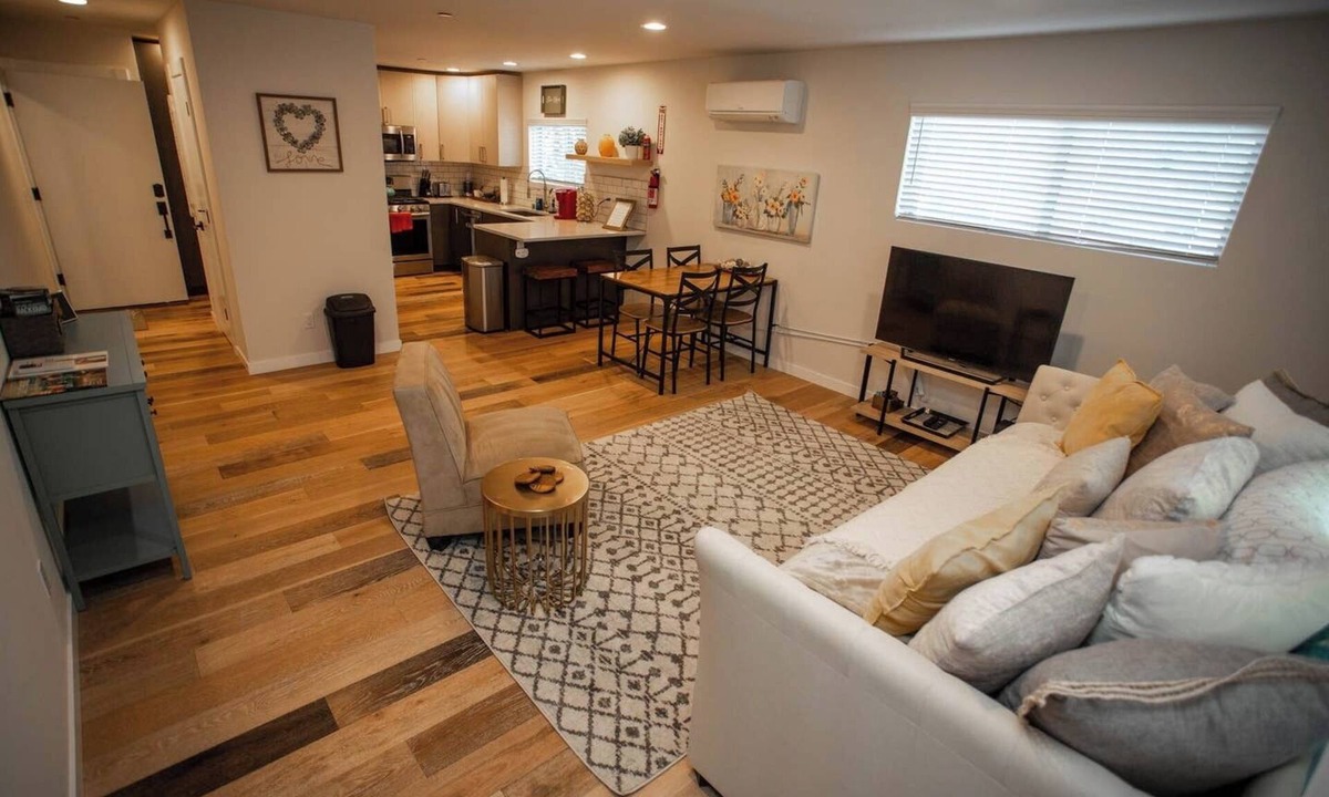 Highline Apartment | Beautiful 2-bedroom apartment with AC in Seattle