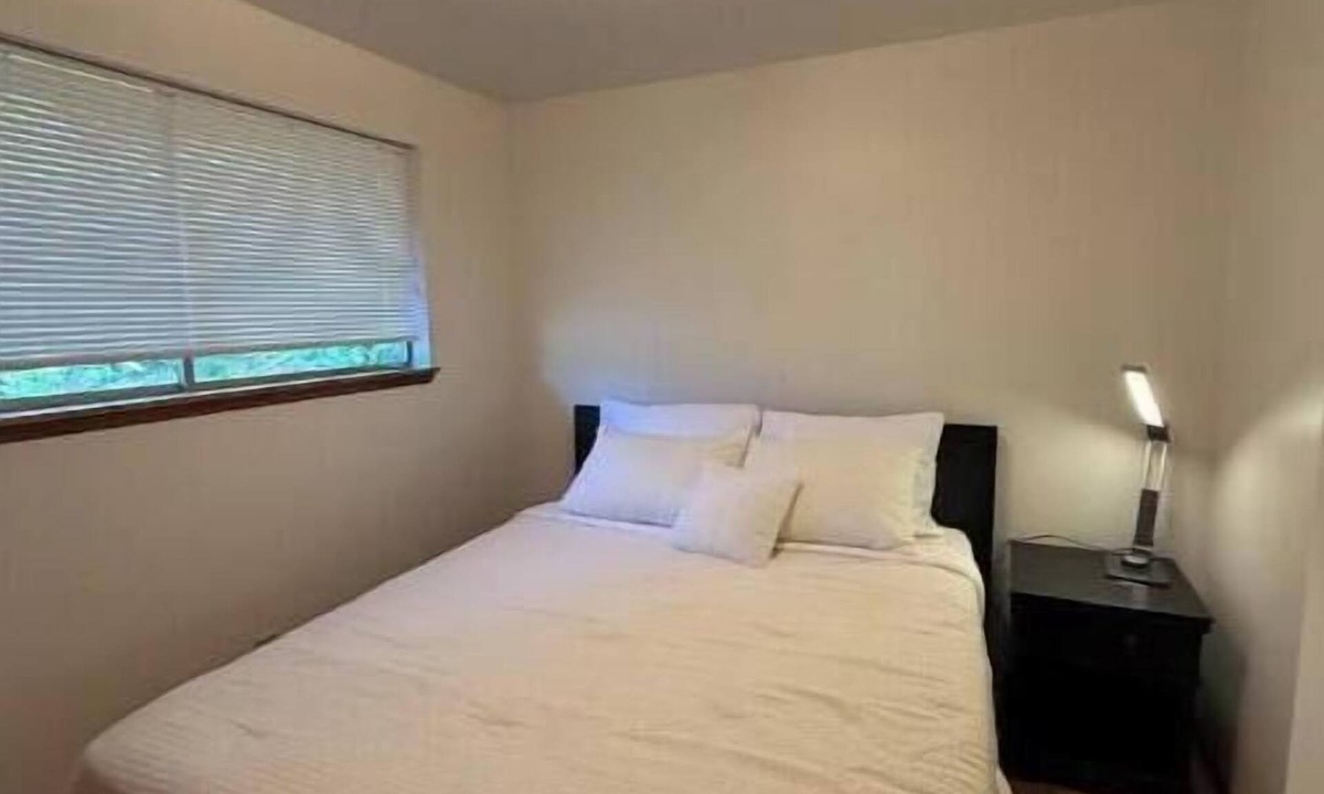 Shoreline House | Beautiful 3 Bedroom Shoreline Guesthouse