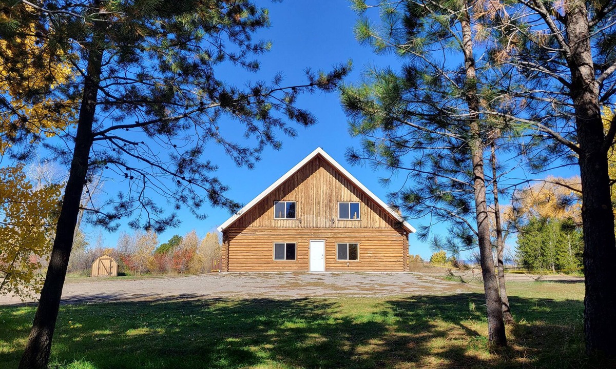 St. Anthony Cabin | Beautiful 4-bedroom cabin in Saint Anthony perfect for your large group getaway