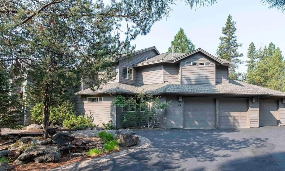 Sunriver Resort | Beautiful 4-bedroom home in Sunriver Resort w AC, Spa, Bikes - Adventure Ready!