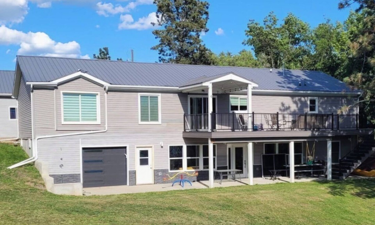 McLean County House | Beautiful 5-bedroom Waterfront House on Lake Sakakawea near Garrison!