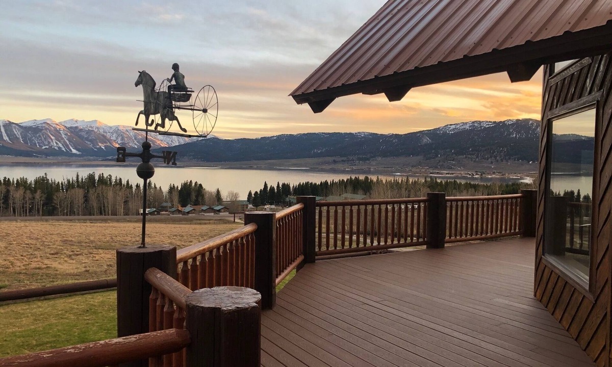 Island Park House | BEAUTIFUL 5 STAR LOG HOME ON 15 ACRES! LAKE VIEWS, STOCKED POND, CLOSE TO YNP!