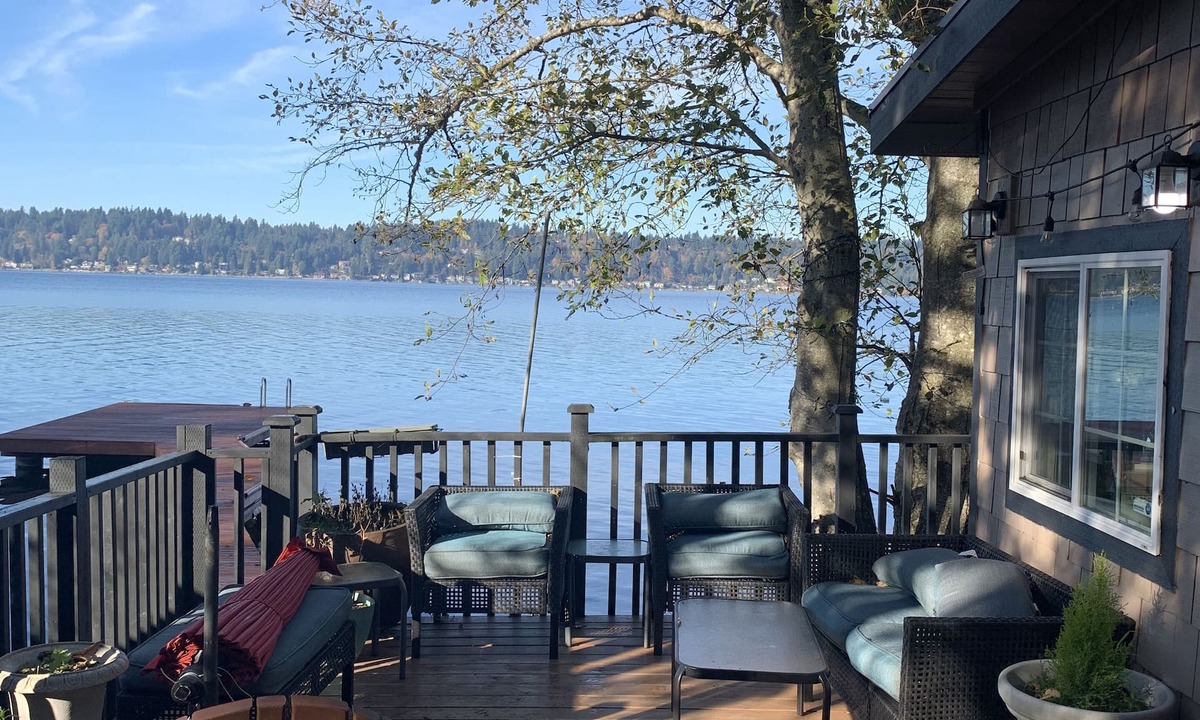 Sammamish Cabin | Beautiful 75+ ft. lakefront beachouse over the water with brand NEW dock!