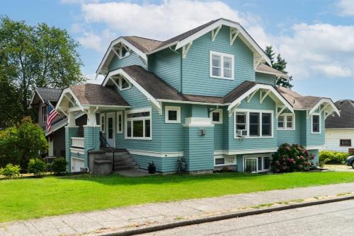 Wallingford House | Beautiful Craftsman with Off-street parking, EV charger, Yard Dogs OK!