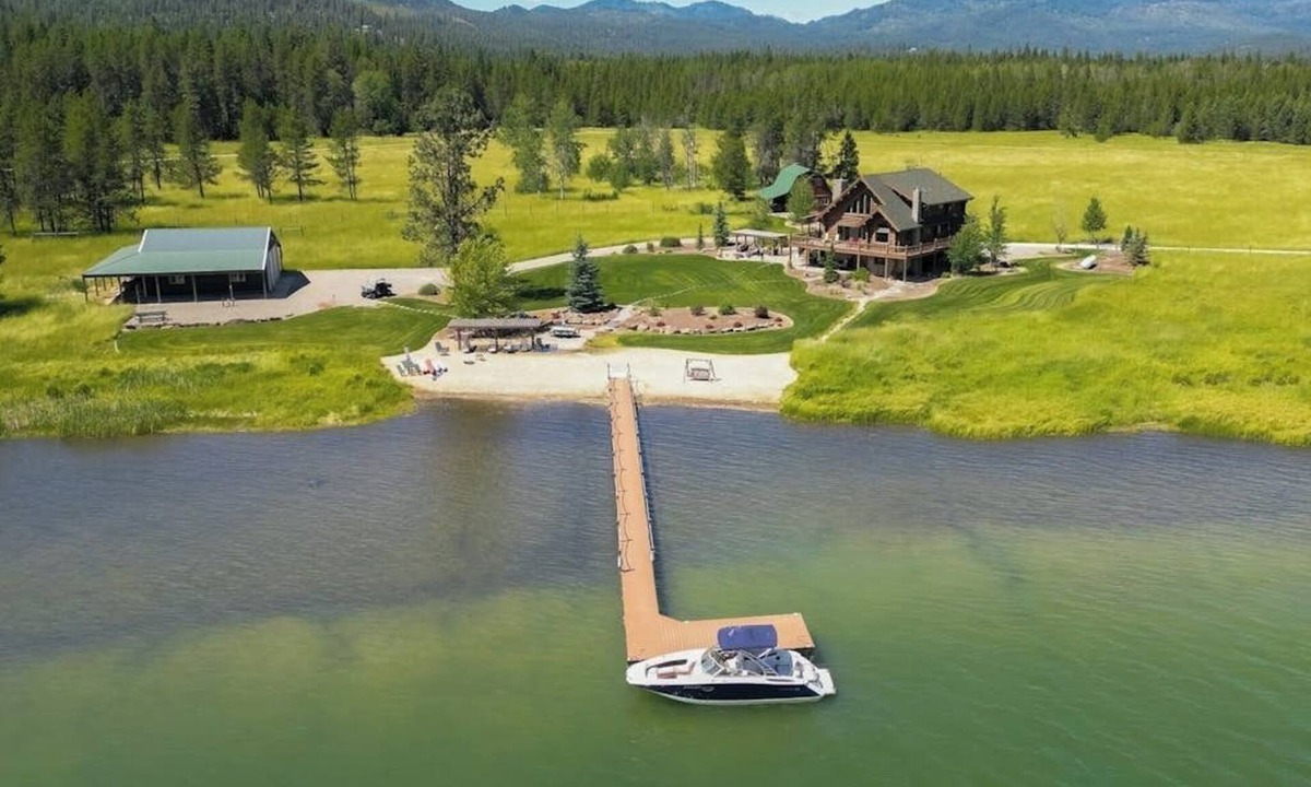 Sagle House | Beautiful, Dog-Friendly Home with WiFi, Private Dock, Beach & Protected Bay