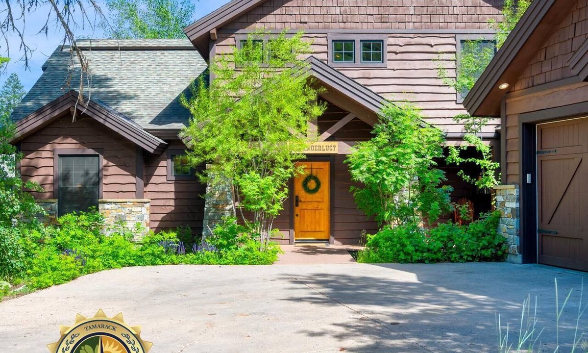Tamarack House | Beautiful Estate Home|Gas Fireplace|Outdoor BBQ