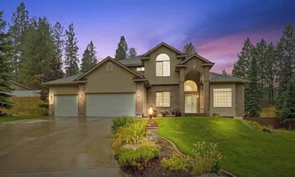 Mead House | Beautiful Home in Higher End Neighborhood Quiet Location