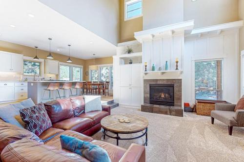 RiverWild House | Beautiful Home with Deck Shared Pool and Hot Tub - Near the Slopes