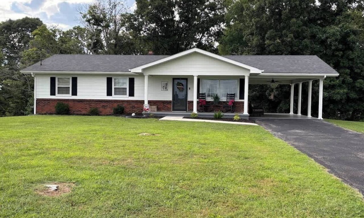 Monticello House | Beautiful home with large yard and lots of room!
