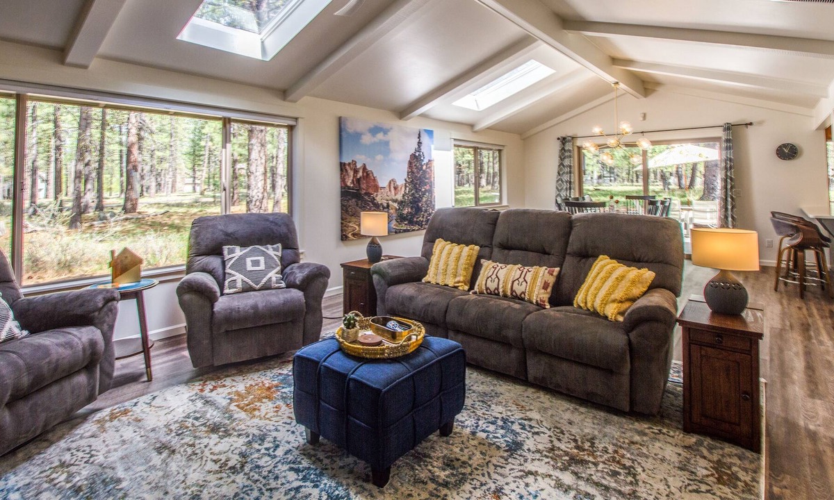 Sunriver House | Beautiful Modern Home, Gas Fireplace, Bikes, Ping Pong, Hot Tub, BBQ - QUAR02