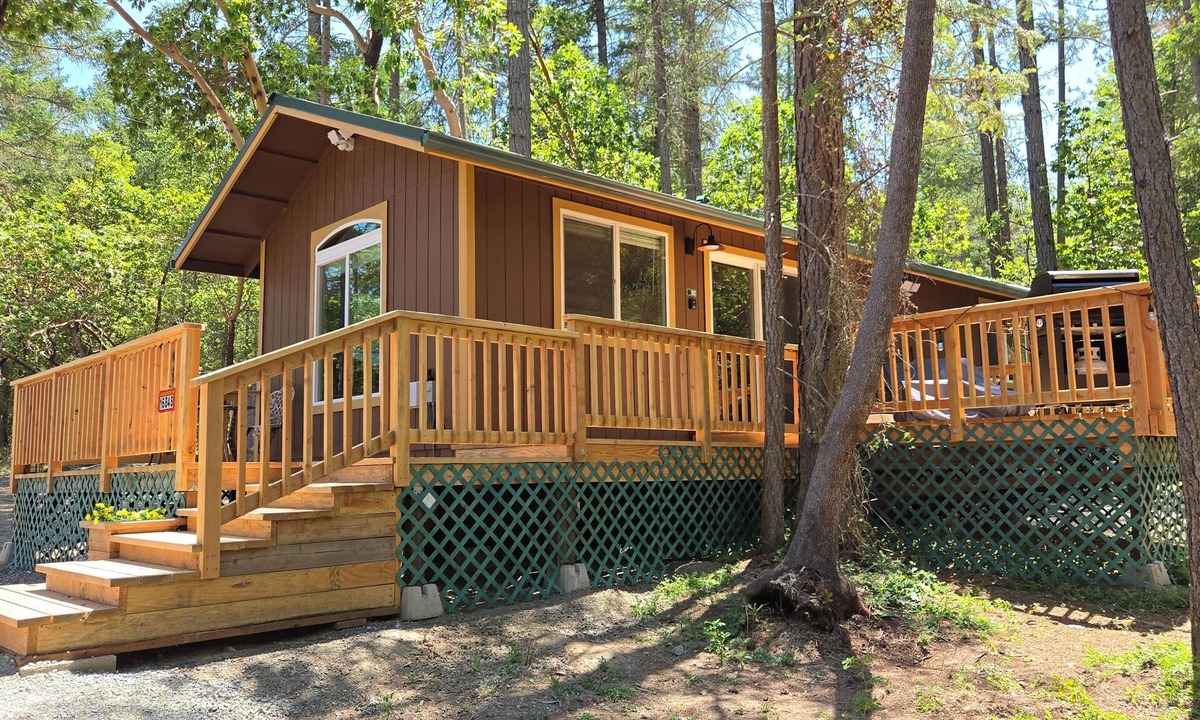 Murphy Cabin | Beautiful new cabin in the heart of Southern Oregon Wine country. Land of FUN!