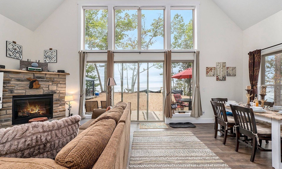 Arcadia Cottage | 🐻 Beautiful Overlooking Shoreline 2bdr Chalet 18396